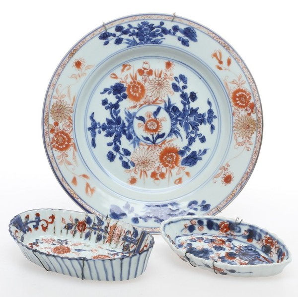 Chinese export plate and two spoon trays, with Chinese imari decoration
